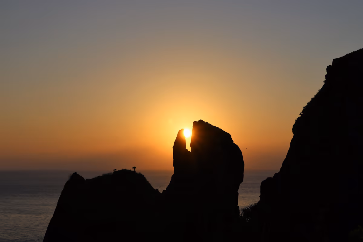 投稿写真：沖縄久米島の夕日の名所鳥の口　鳥の口の中に夕日が沈む日