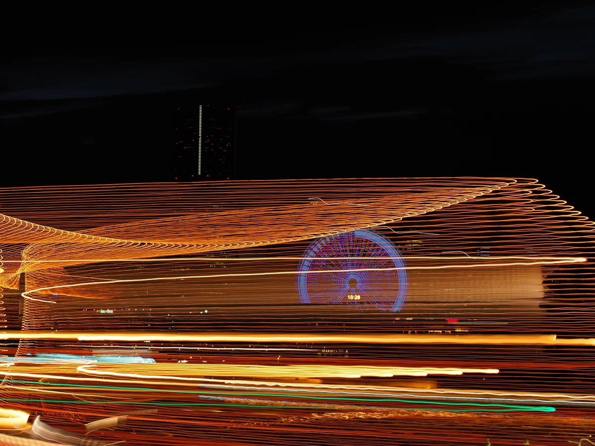 投稿写真：大型客船の光跡