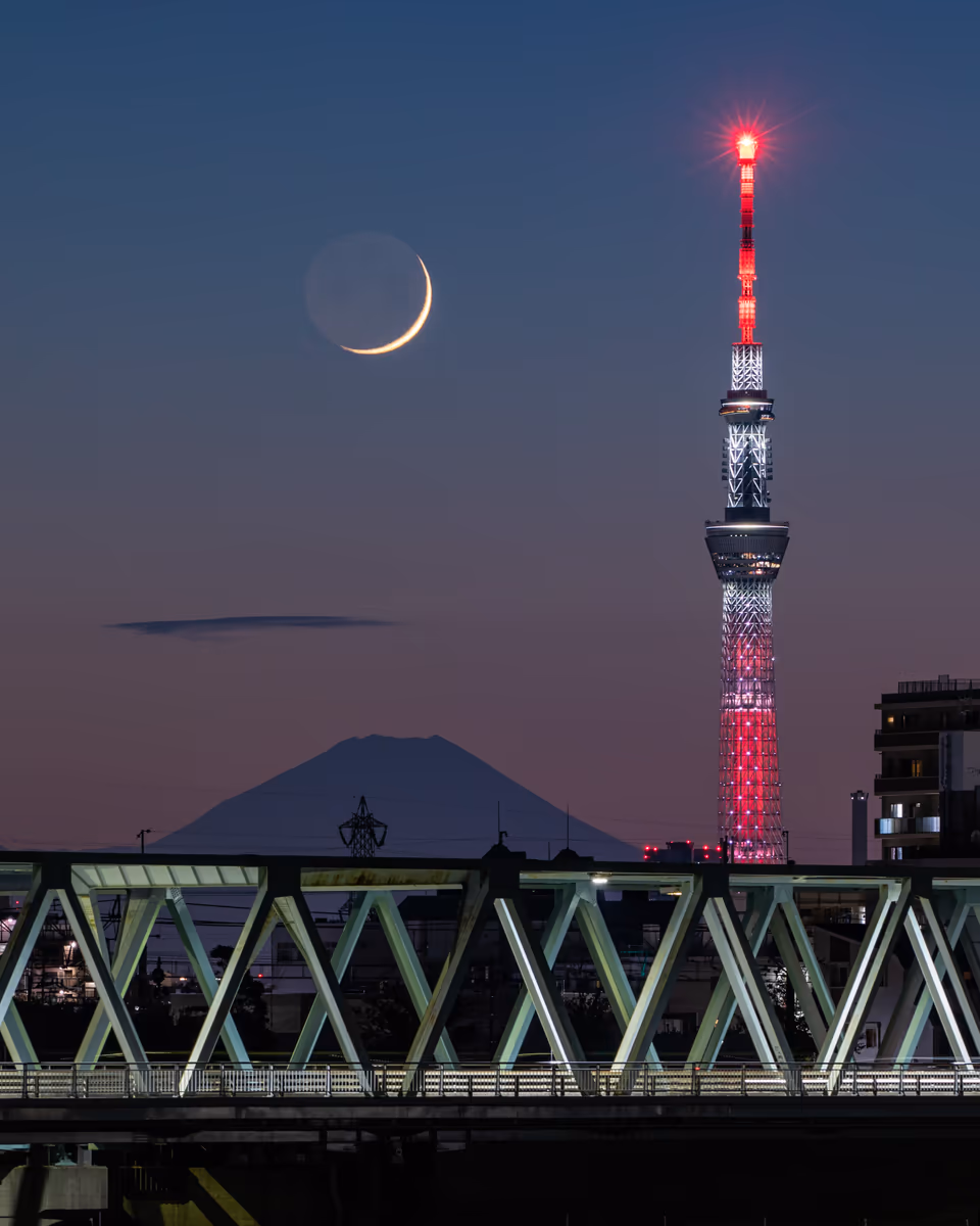 投稿写真：三日月と富士山とスカイツリーの絶景
