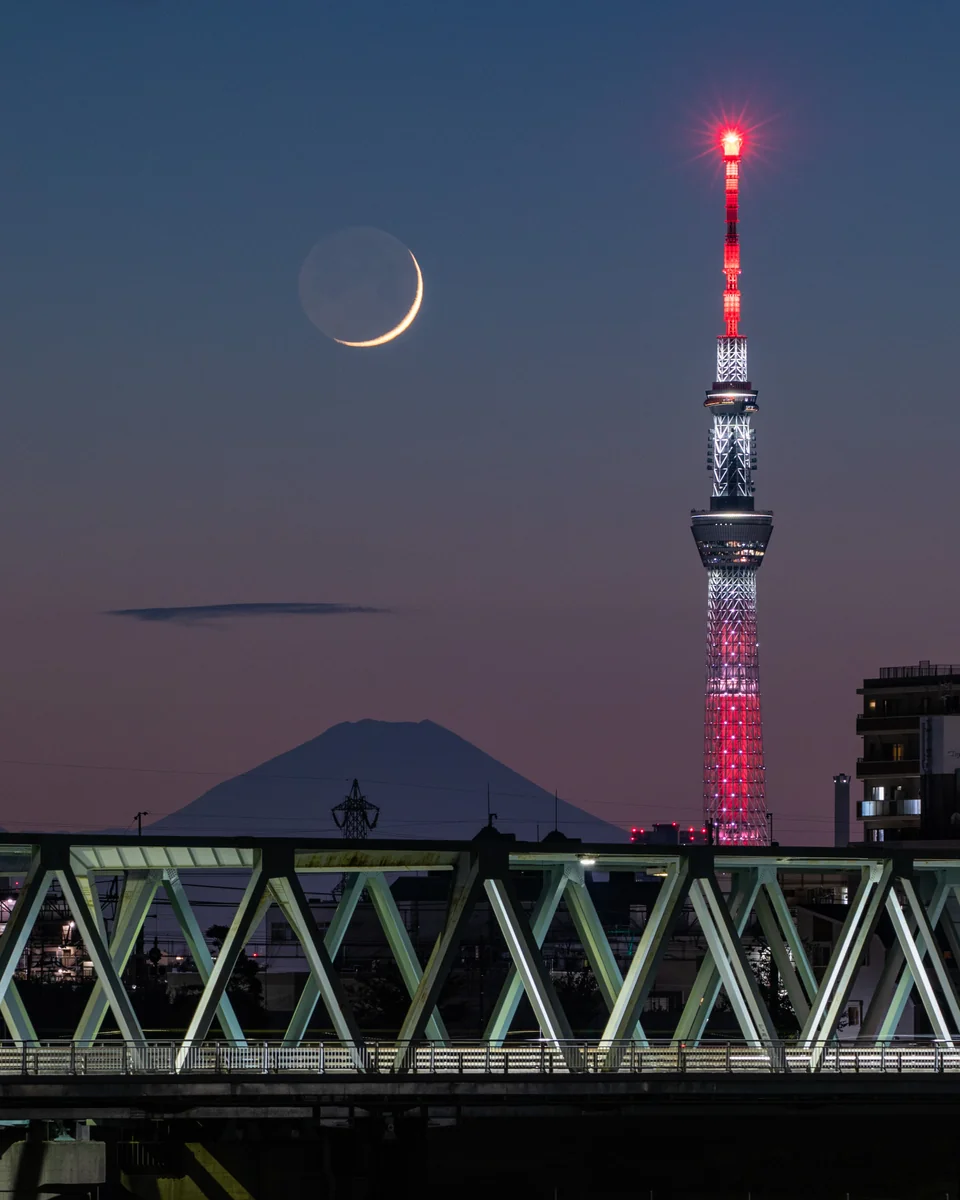 投稿写真：三日月と富士山とスカイツリーの絶景