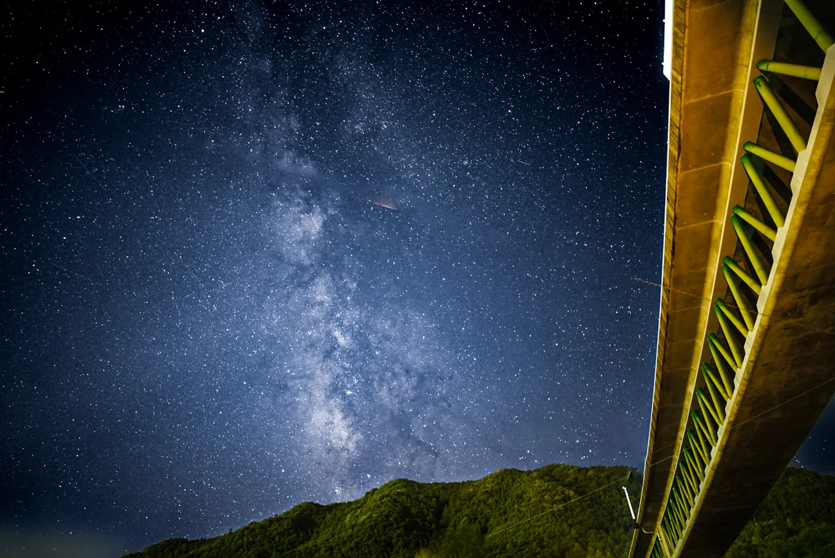 投稿写真：近代的構造物と天の川