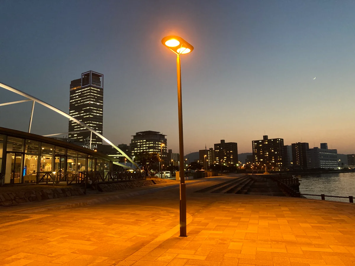 投稿写真：高松サンポート外灯ポール夕暮れ