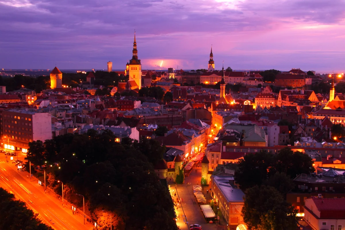 投稿写真：タリン　旧市街と稲光