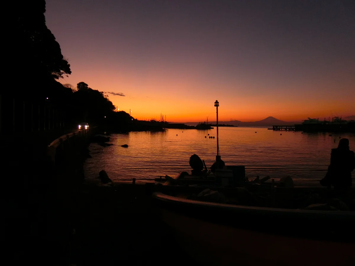 投稿写真：誰もいない小さな漁港と富士山