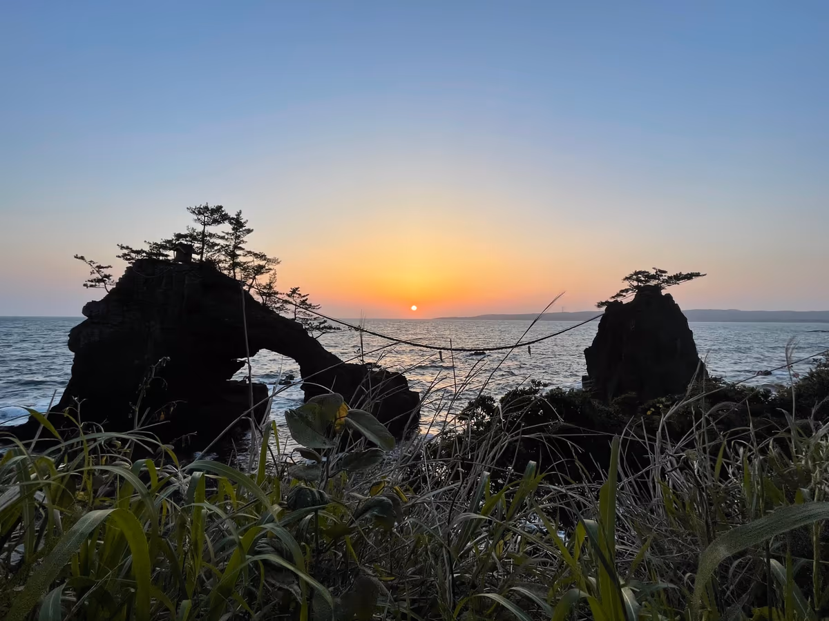 投稿写真：機具岩（はたご岩）に沈む夕日