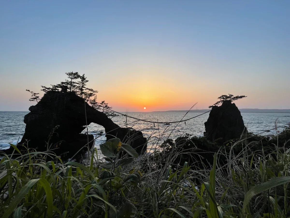 投稿写真：機具岩（はたご岩）に沈む夕日