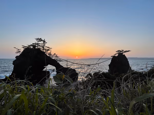 投稿：機具岩（はたご岩）に沈む夕日