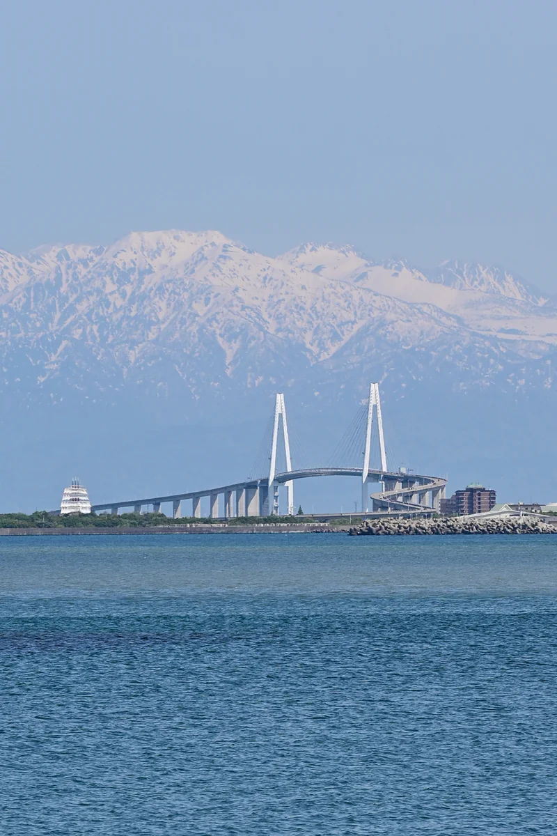 投稿写真：立山連峰と新湊大橋