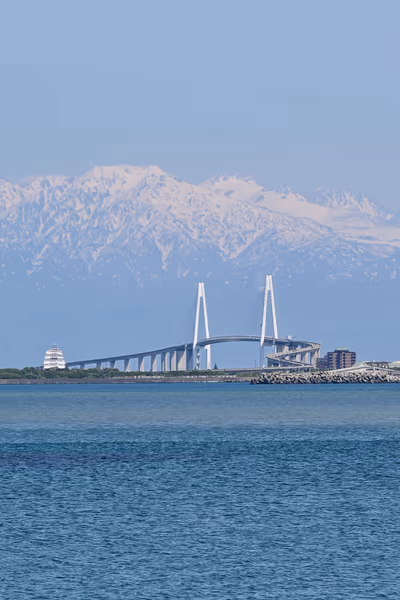投稿：立山連峰と新湊大橋