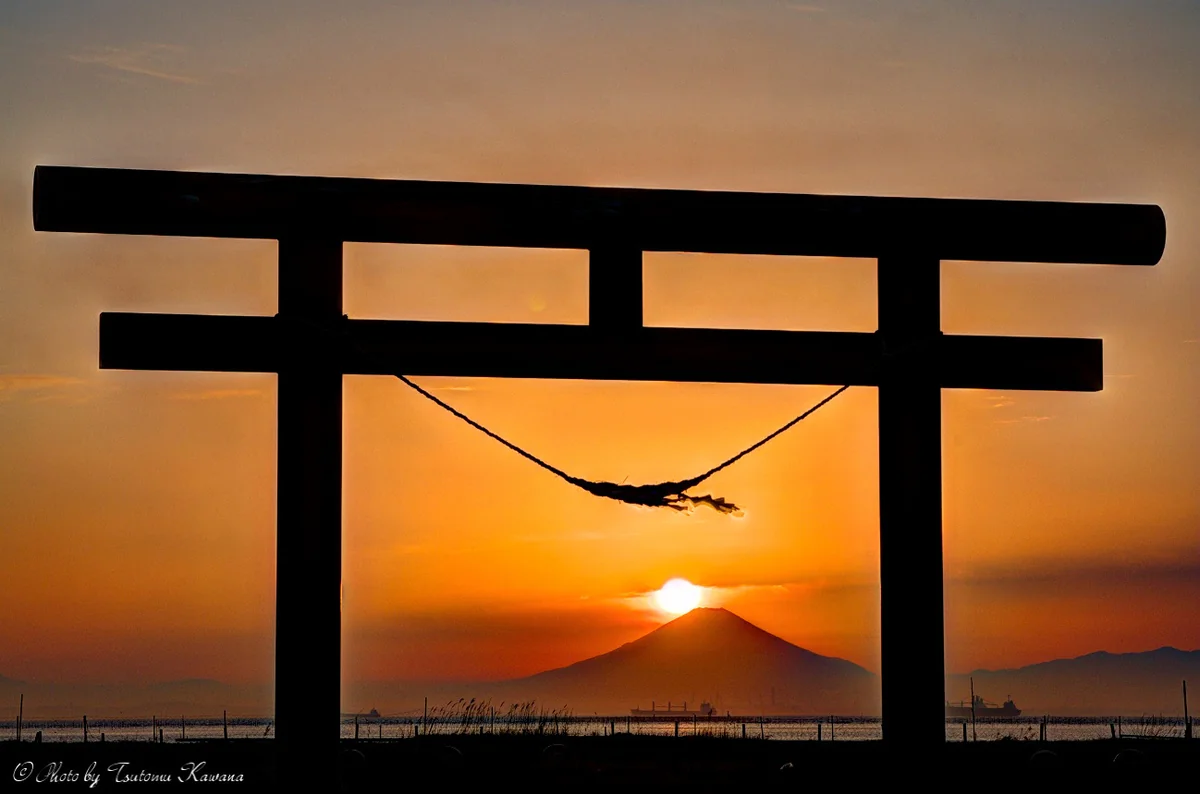 投稿写真：神々が見守る東京湾の夕富士。
