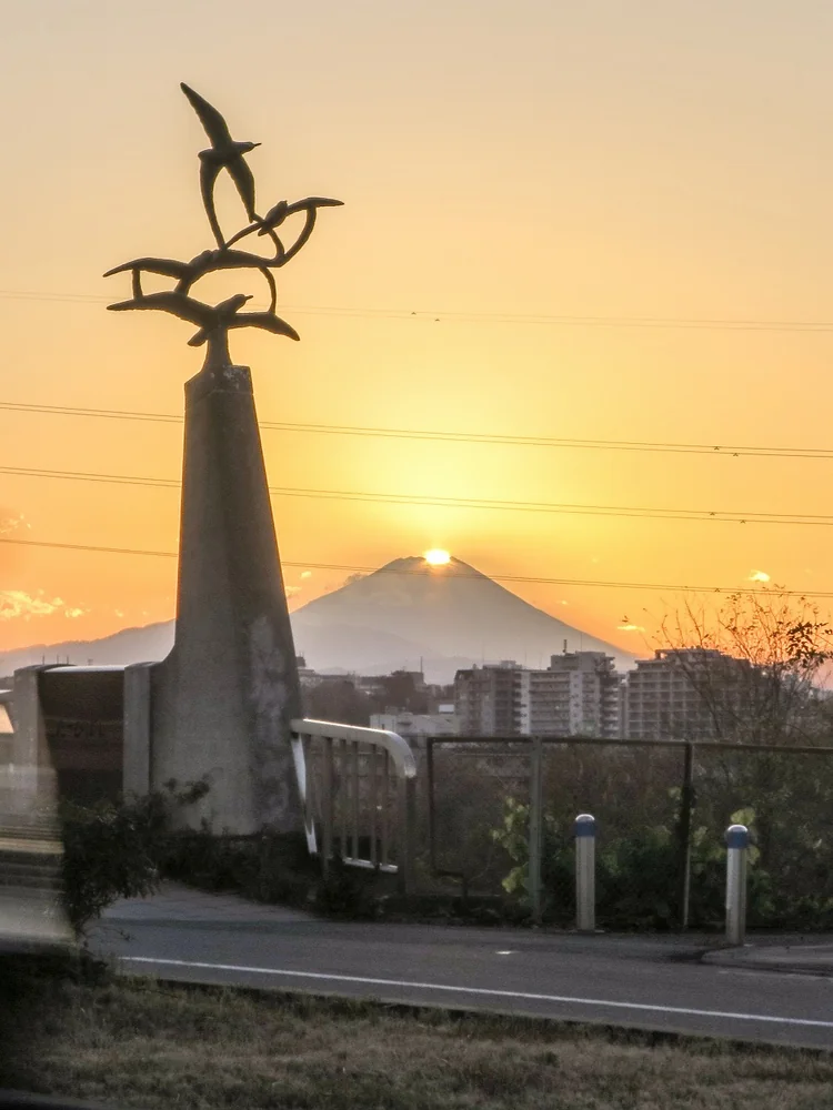 投稿写真：ダイヤモンド富士最後の輝きとモニュメント