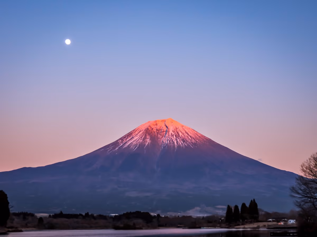 投稿写真：月と紅富士