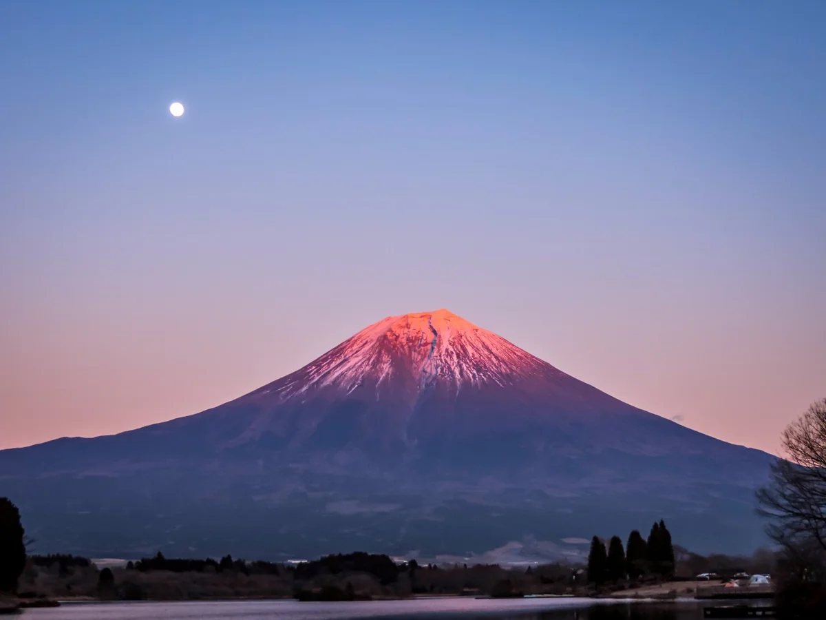 投稿写真：月と紅富士