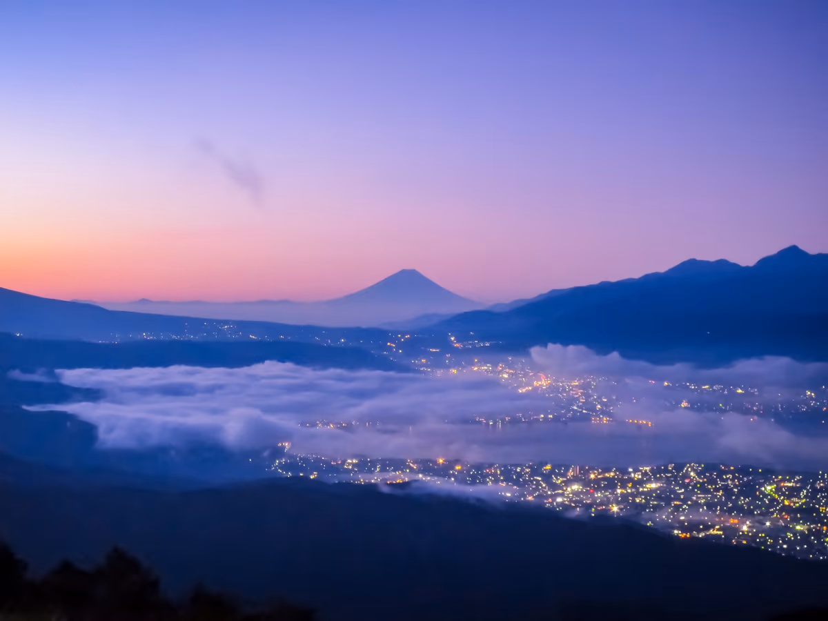 投稿写真：雲のベール越しの宝石箱と富士山