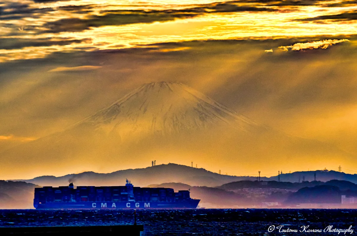 投稿写真：「霞む富士に漂う船影見ゆ。」