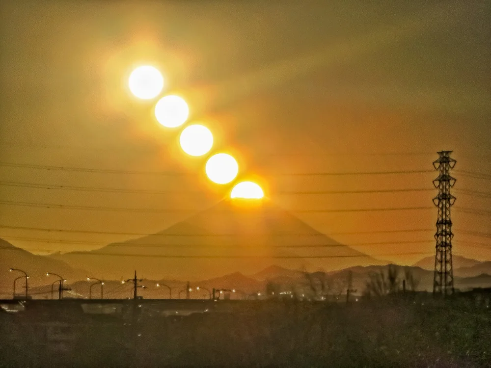 投稿写真：富士山に沈む夕日の軌跡