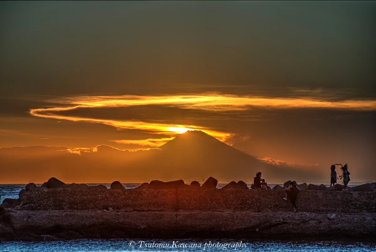 投稿写真：夏雲輝き黄昏に聳えし富士に、人は魅せられ南房総は暮れ行くなり