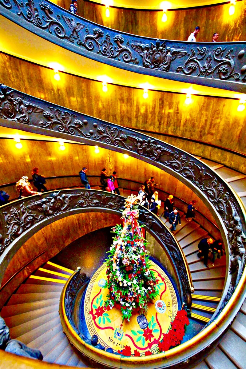 投稿写真：ヴァチカンのクリスマスツリーと螺旋階段