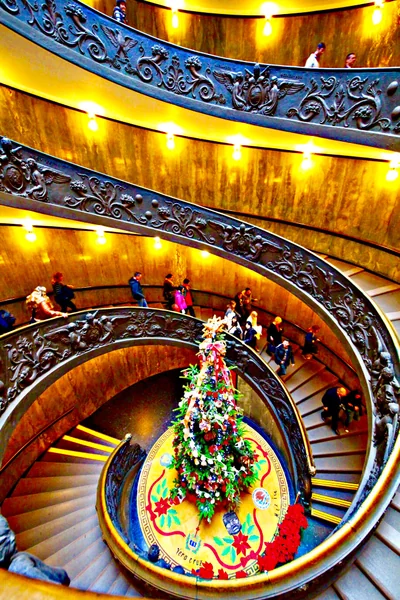 投稿：ヴァチカンのクリスマスツリーと螺旋階段