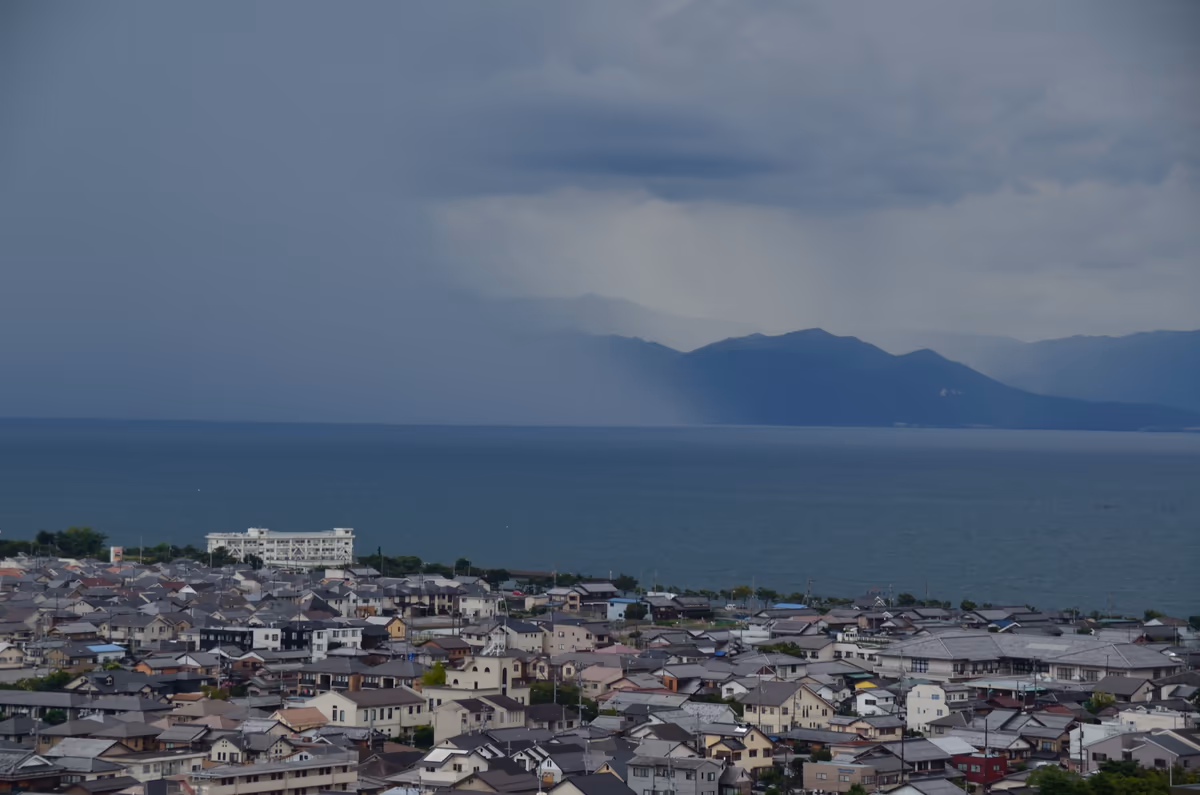 投稿写真：淡い海の夕立