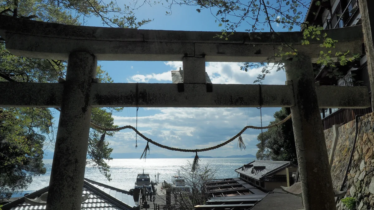 投稿写真：竹生島　港の見える鳥居