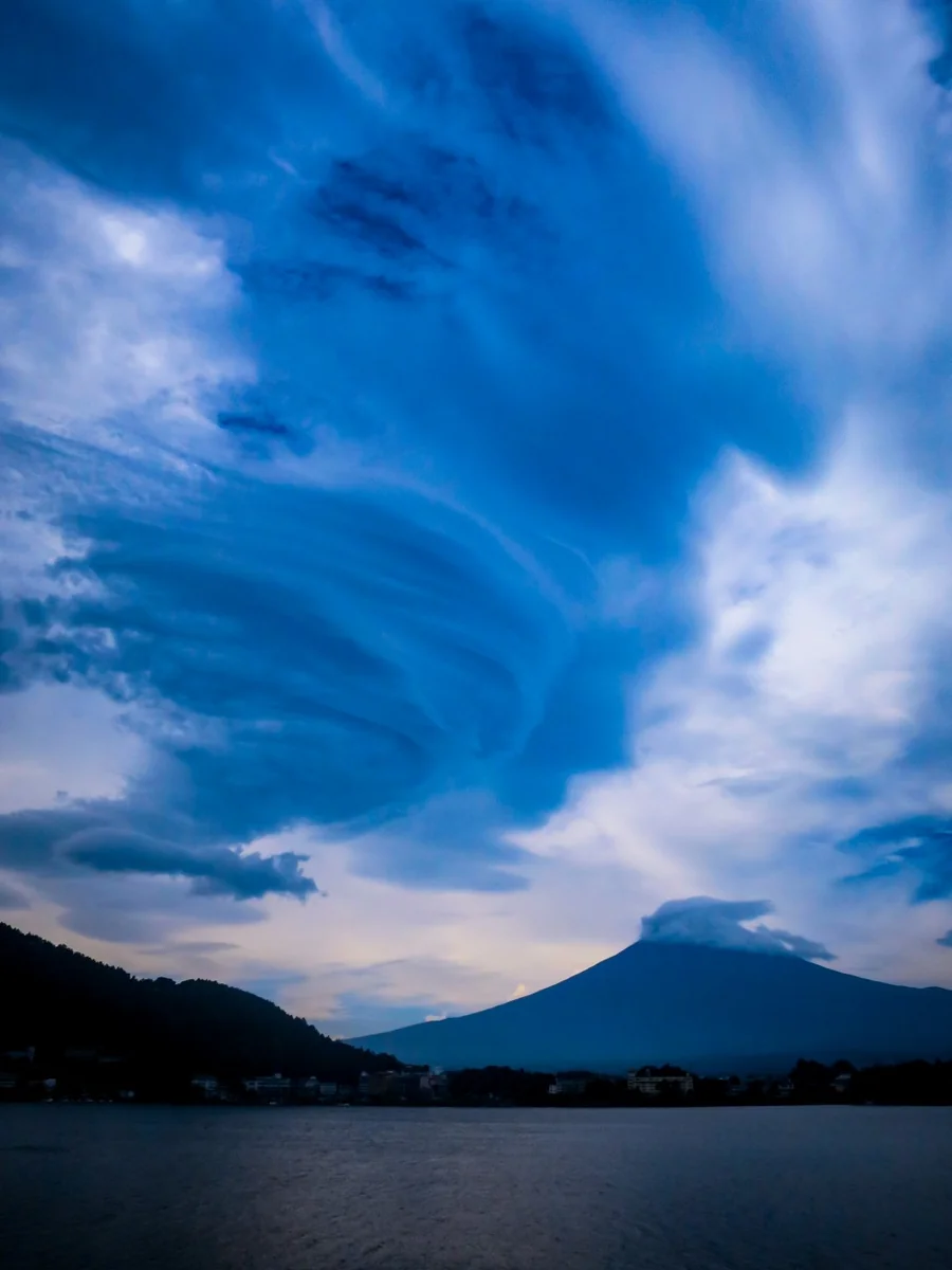 投稿写真：笠雲富士を襲う巨大吊し雲