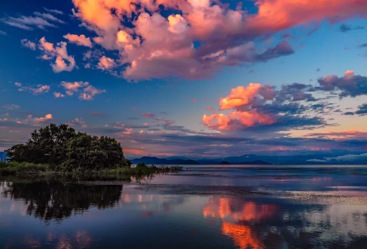 投稿写真：仲秋湖畔の夕映え