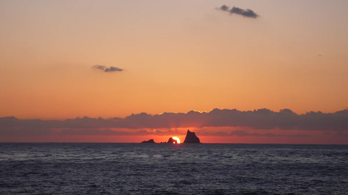 投稿写真：三本岳の穴が光る瞬間