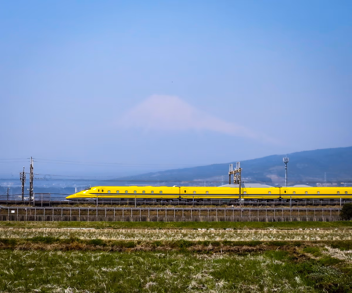 投稿写真：ドクターイエローと霞富士