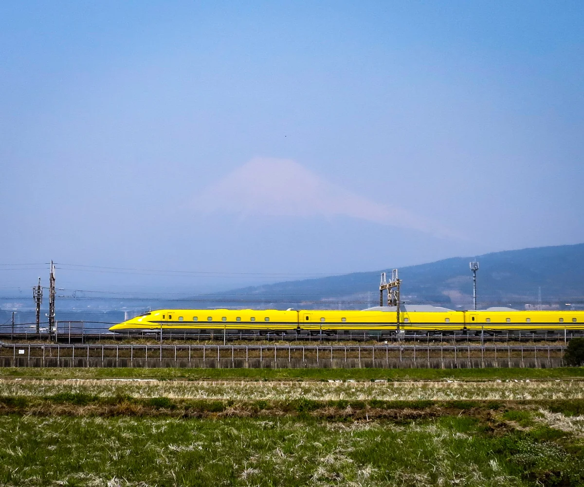 投稿写真：ドクターイエローと霞富士