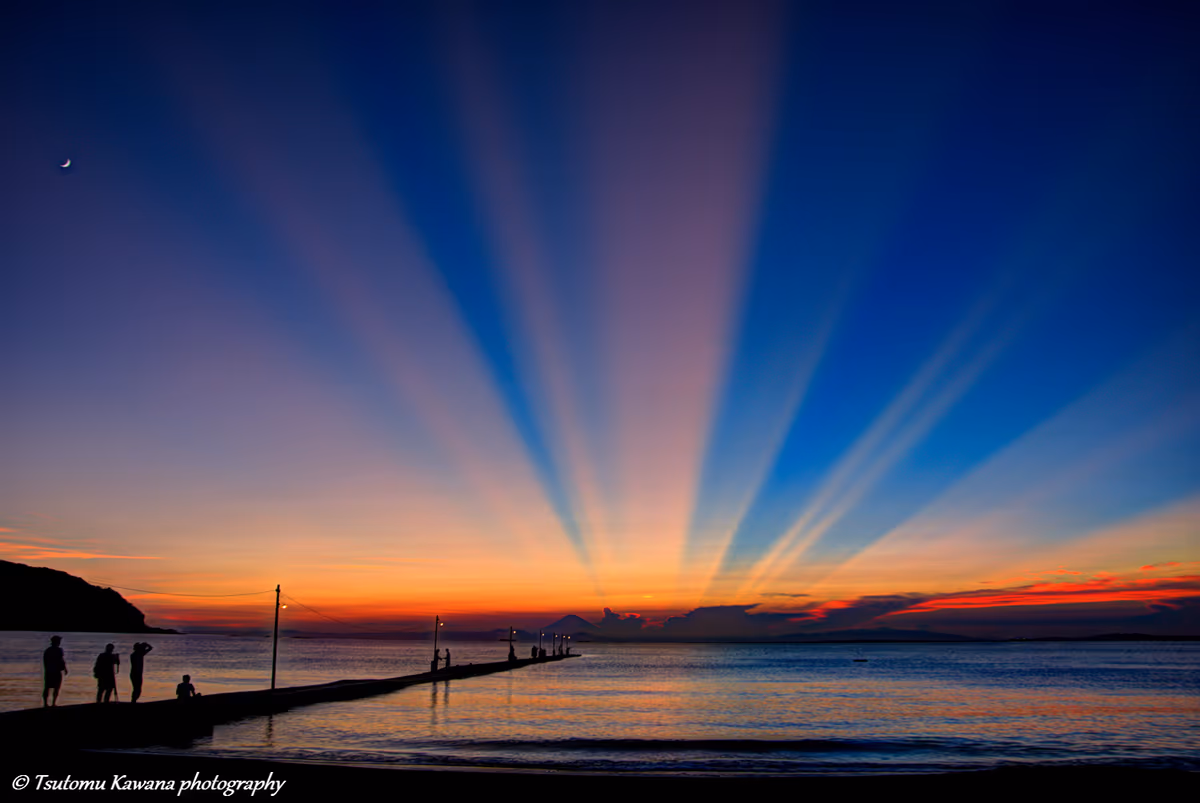 投稿写真：天割れて光駆け上がる、南房総の富士夕暮れ！