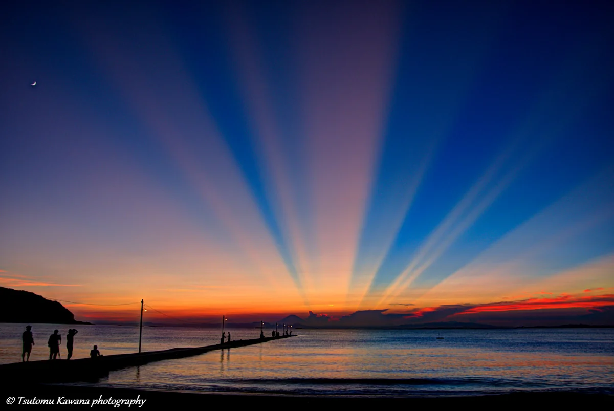 投稿写真：天割れて光駆け上がる、南房総の富士夕暮れ！