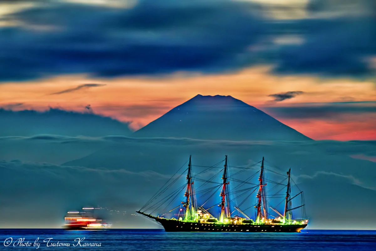 投稿写真：暮れ行く房総館山の海に夕富士と輝く海王丸