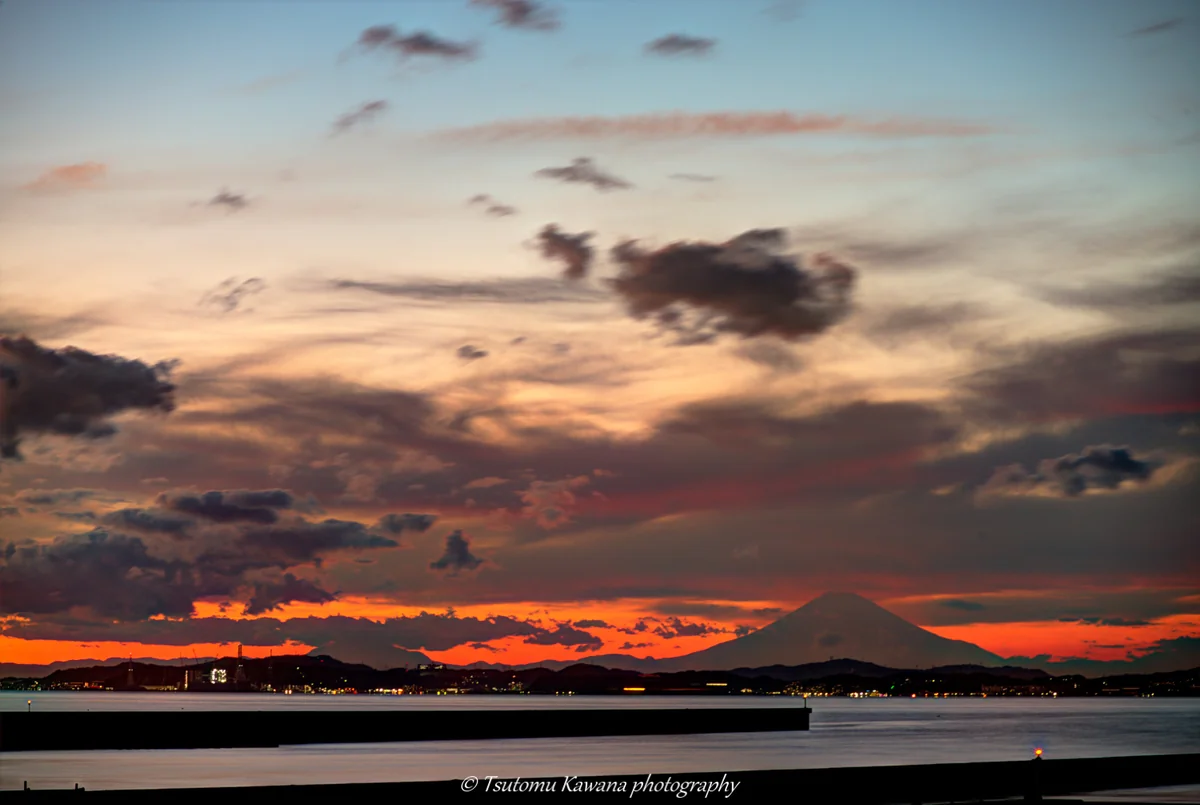 投稿写真：黄昏し夕空富士に惹かれる先は、上総の海なり。