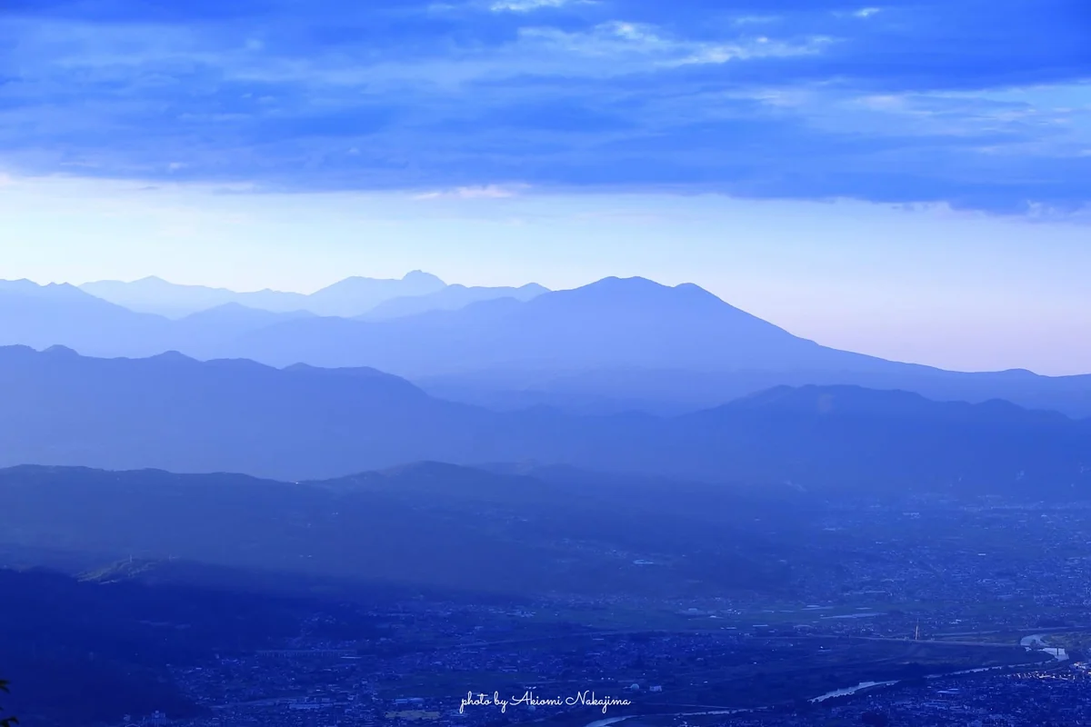 投稿写真：浅葱から紺の山々