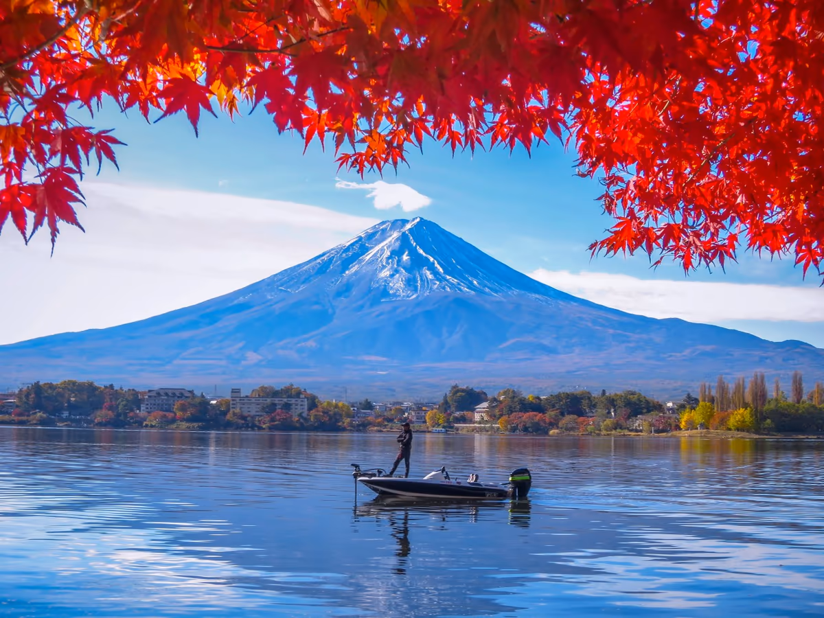投稿写真：ボートと紅葉富士
