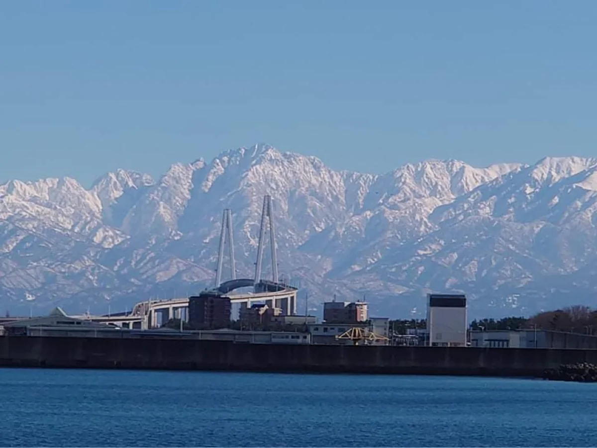 投稿写真：新湊大橋と立山連峰