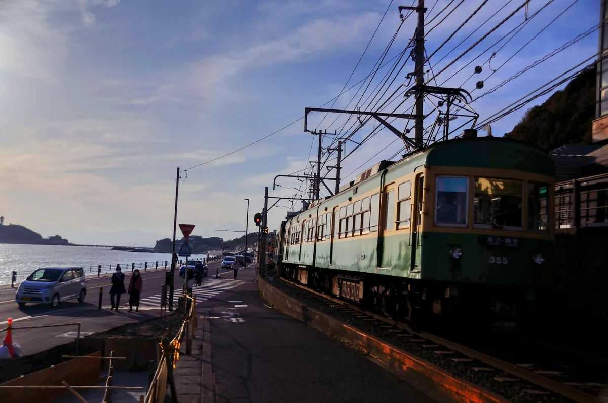 投稿写真：江ノ電　海を横目に走る
