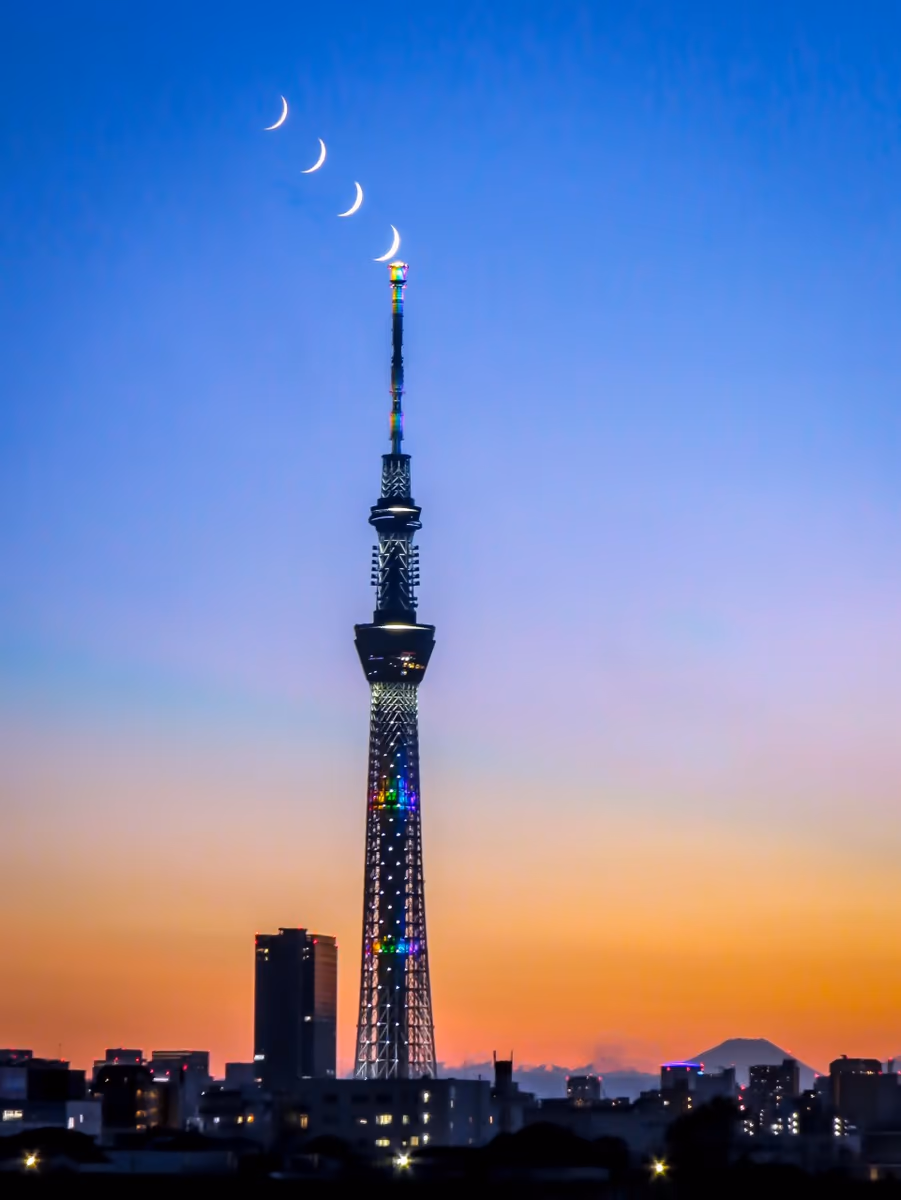 投稿写真：スカイツリー目指して沈む四日月の軌跡