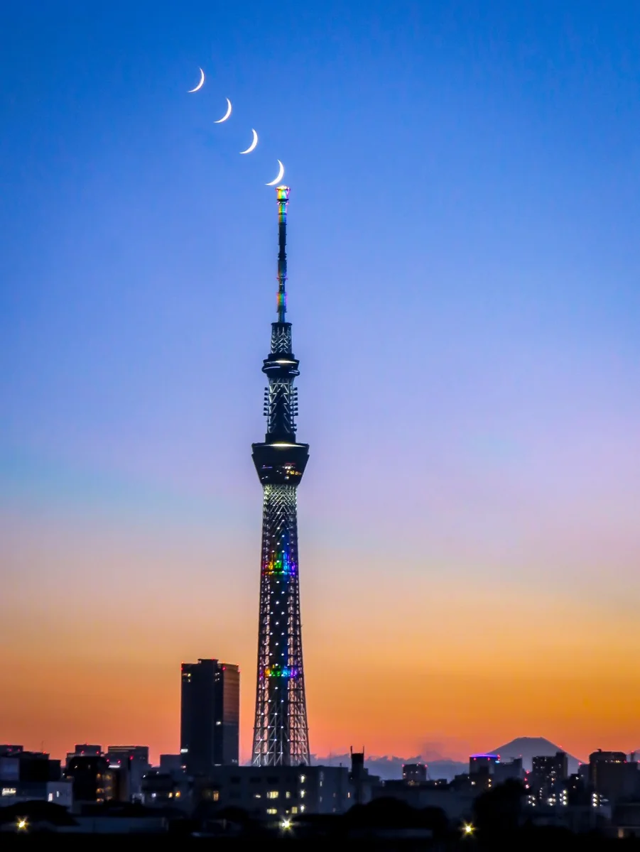 投稿写真：スカイツリー目指して沈む四日月の軌跡