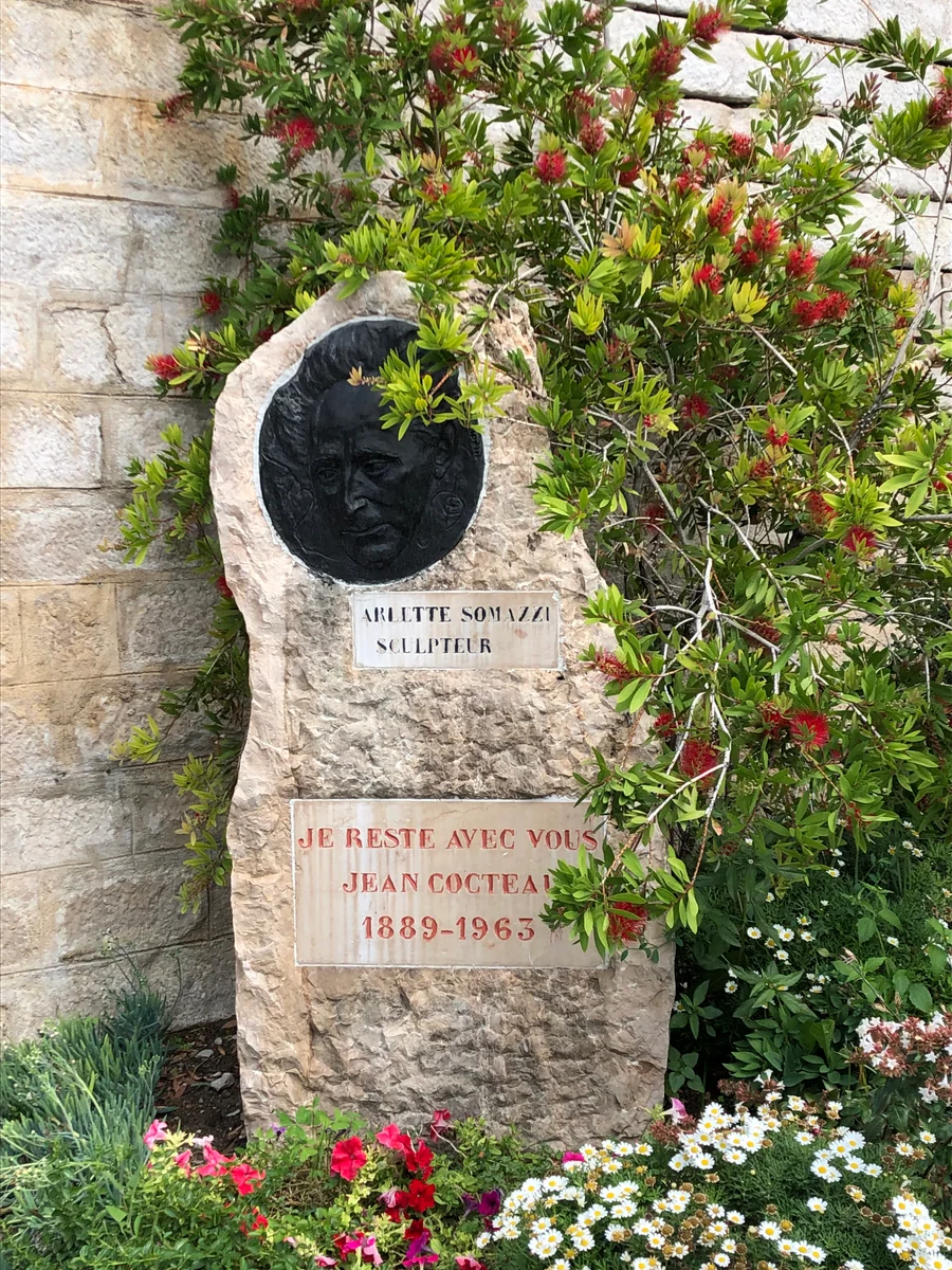 投稿写真：ジャンコクトーのレリーフ