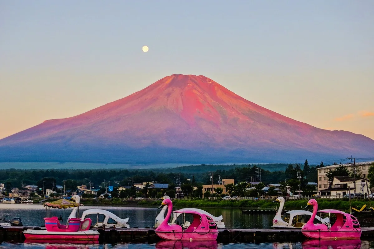 投稿写真：赤富士と月