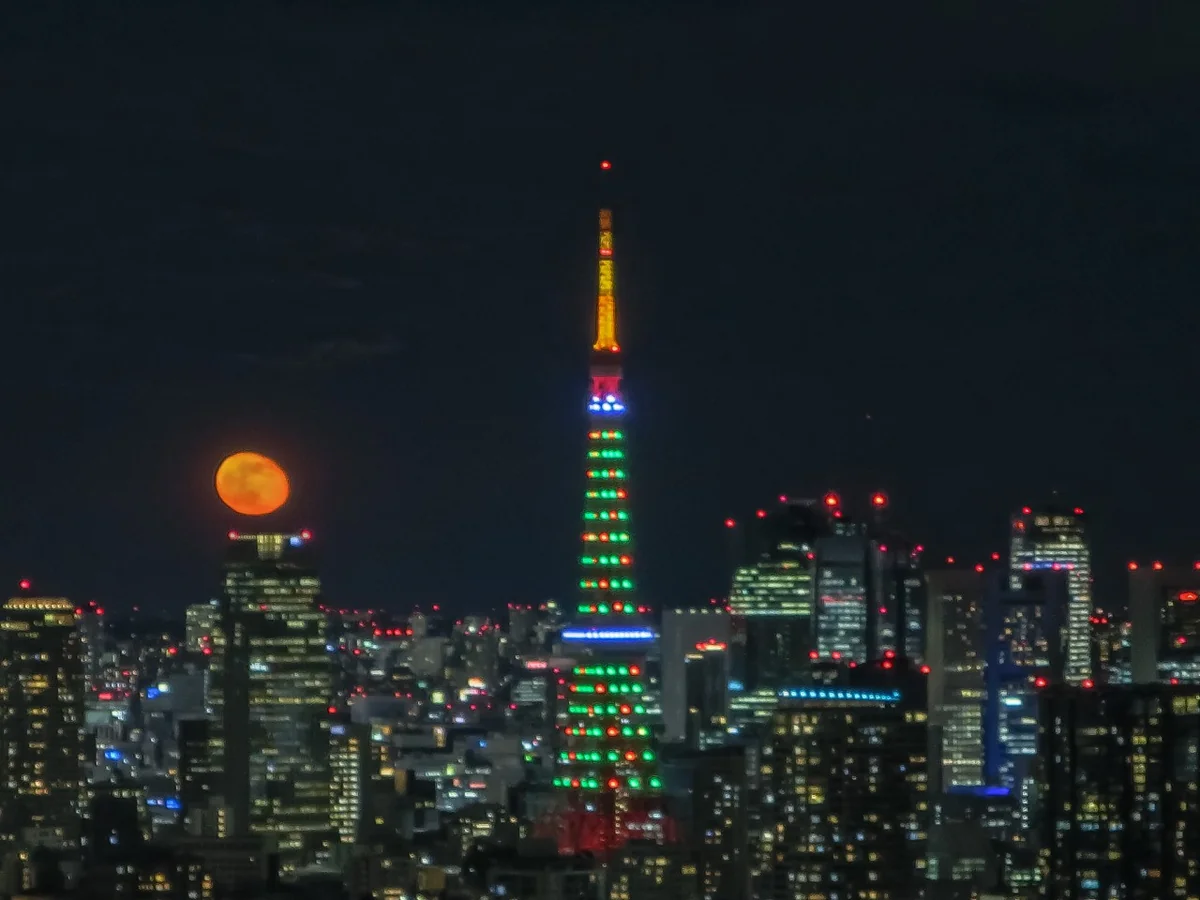 投稿写真：クリスマスライトアップの東京タワーと居待月
