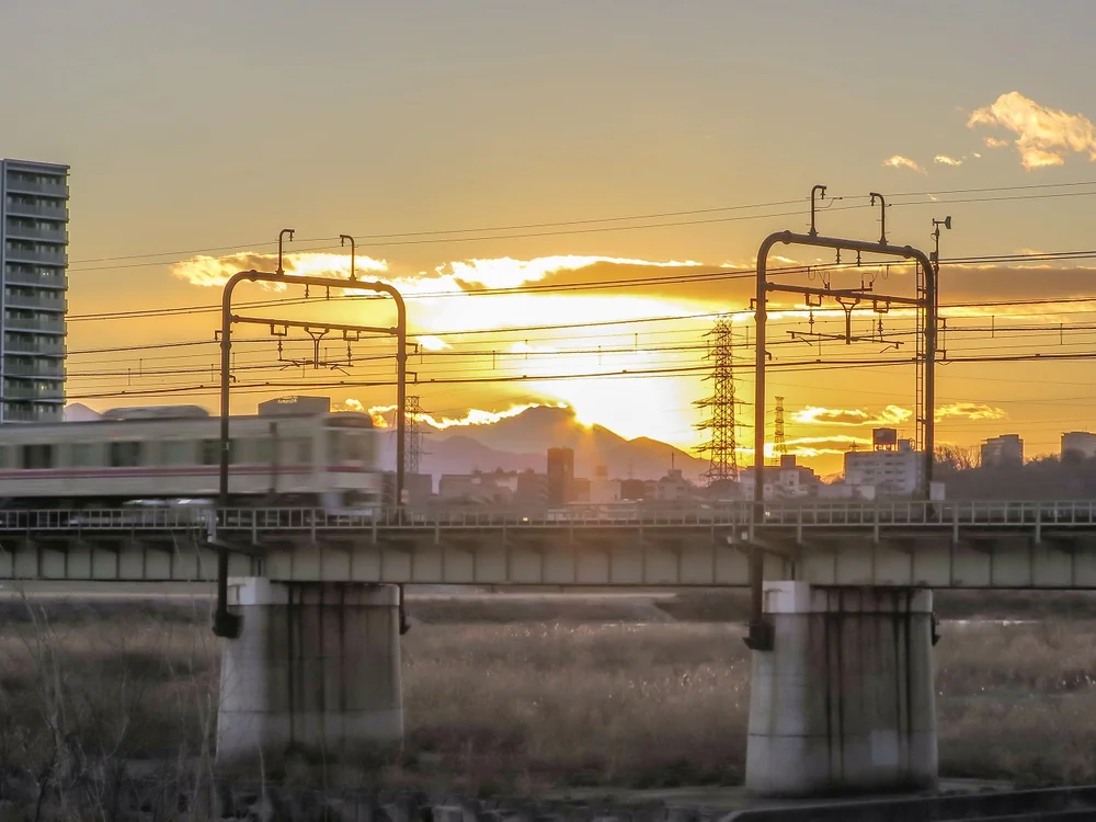投稿写真：ダイヤモンド富士最後の輝きと京王線電車