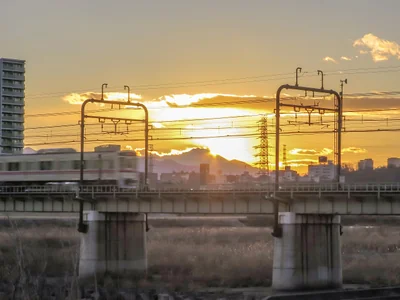 投稿：ダイヤモンド富士最後の輝きと京王線電車