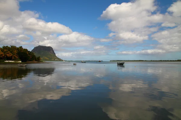投稿：ルモーン山と水面の反射