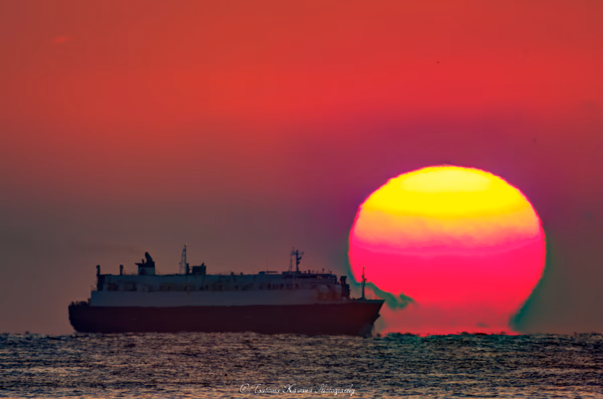 投稿写真：RORO（ローロー）船「神王丸」、グラデーションだるま夕陽へ