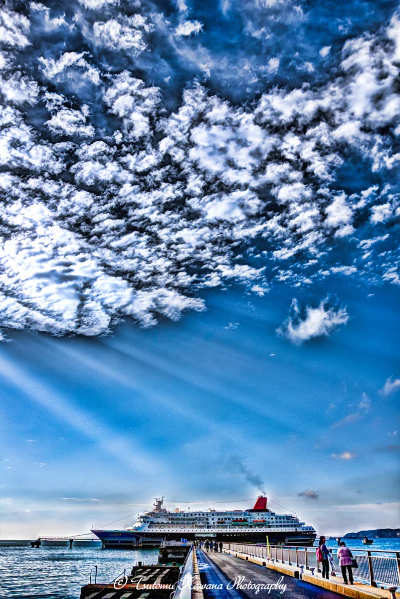 投稿写真：光芒注ぐ、午後の波止場。