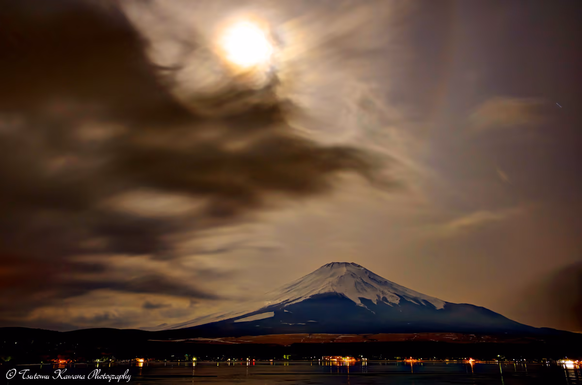 投稿写真：月光下の山中湖畔に眠る姿