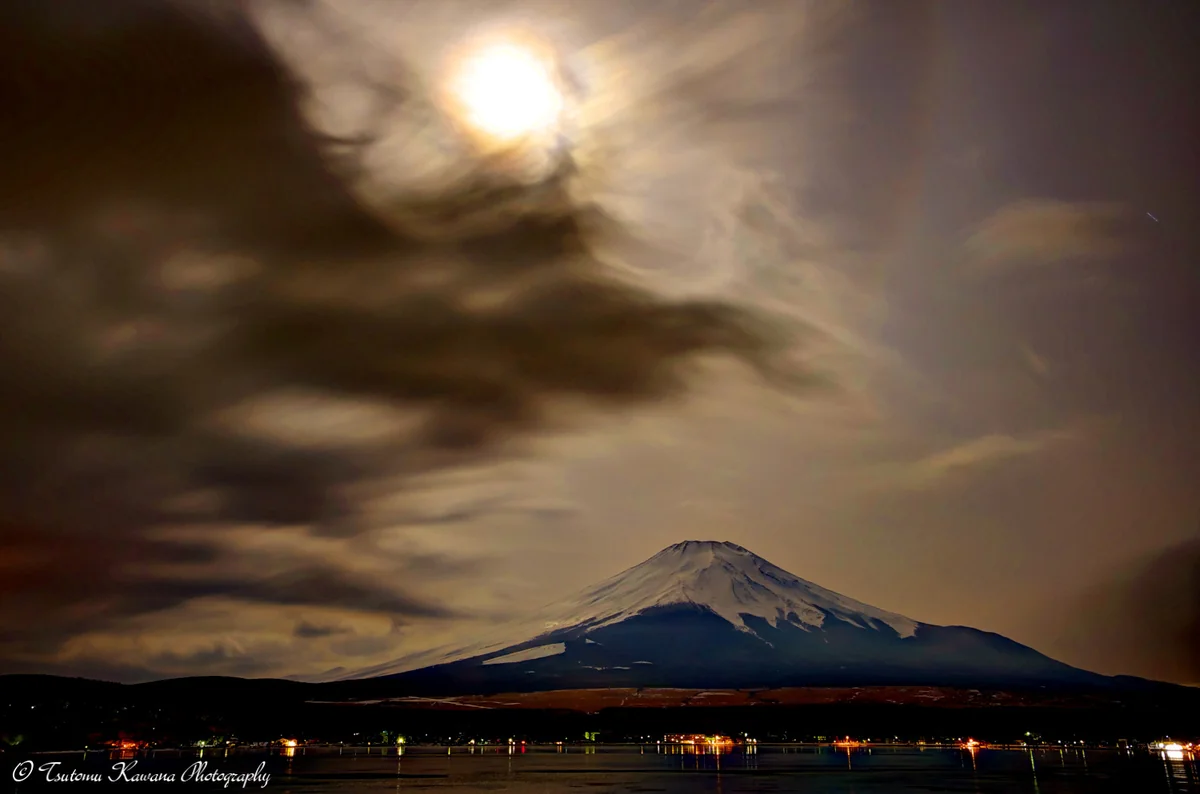 投稿写真：月光下の山中湖畔に眠る姿